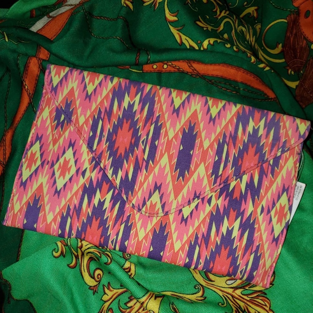 Multi-color clutch